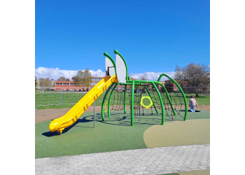 Giant Grasshopper - an organic climbing playground