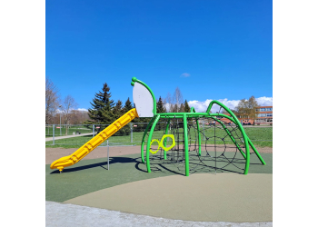 Giant Grasshopper - an organic climbing playground