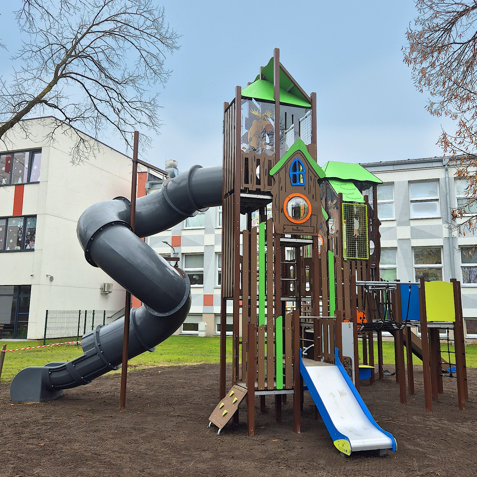 Szkoła plac zabaw boisko szkolne