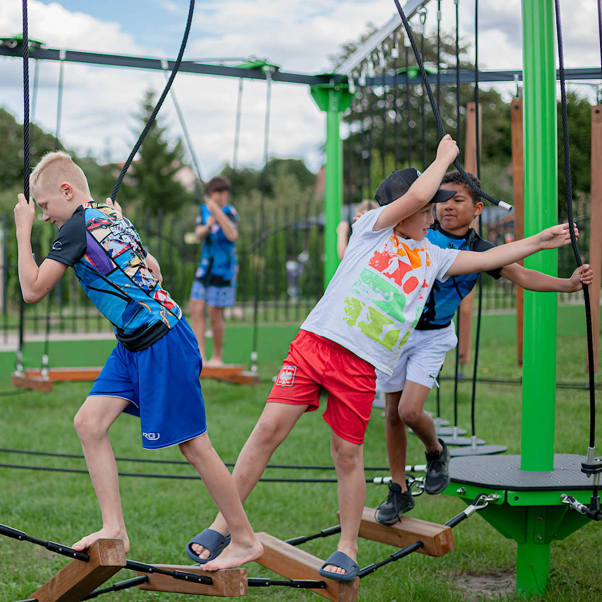 Stalowy park linowy na słupach