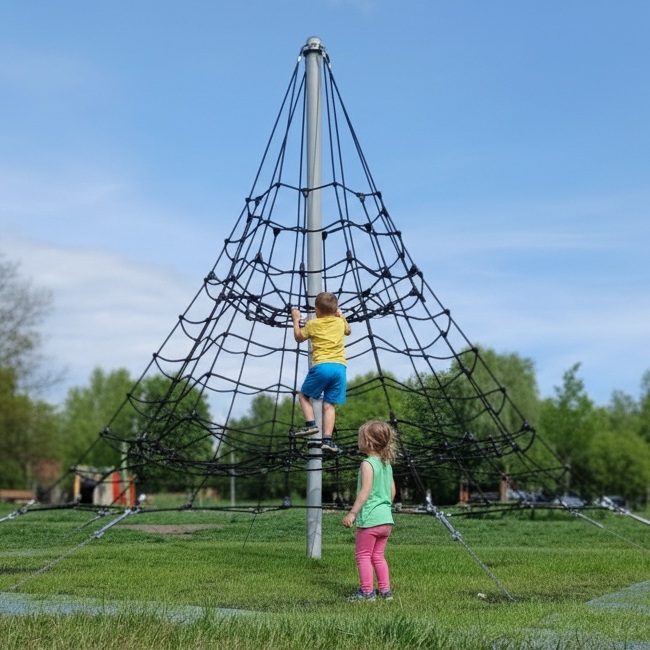 Piramida linowa na plac zabaw