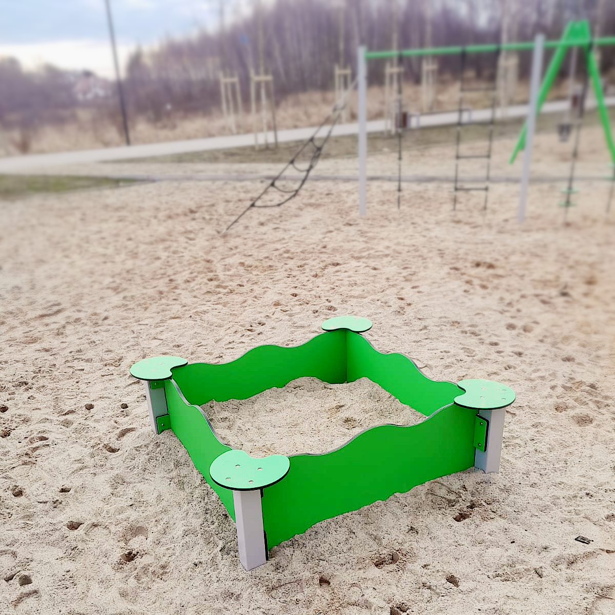 Plac zabaw z piaskownicą, sitami do piasku