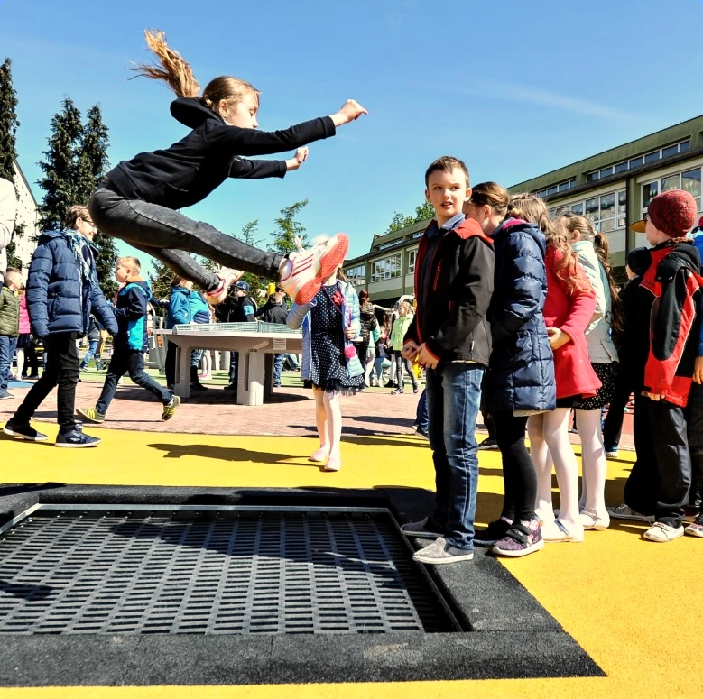 trampolina-plac-zabaw-szkola