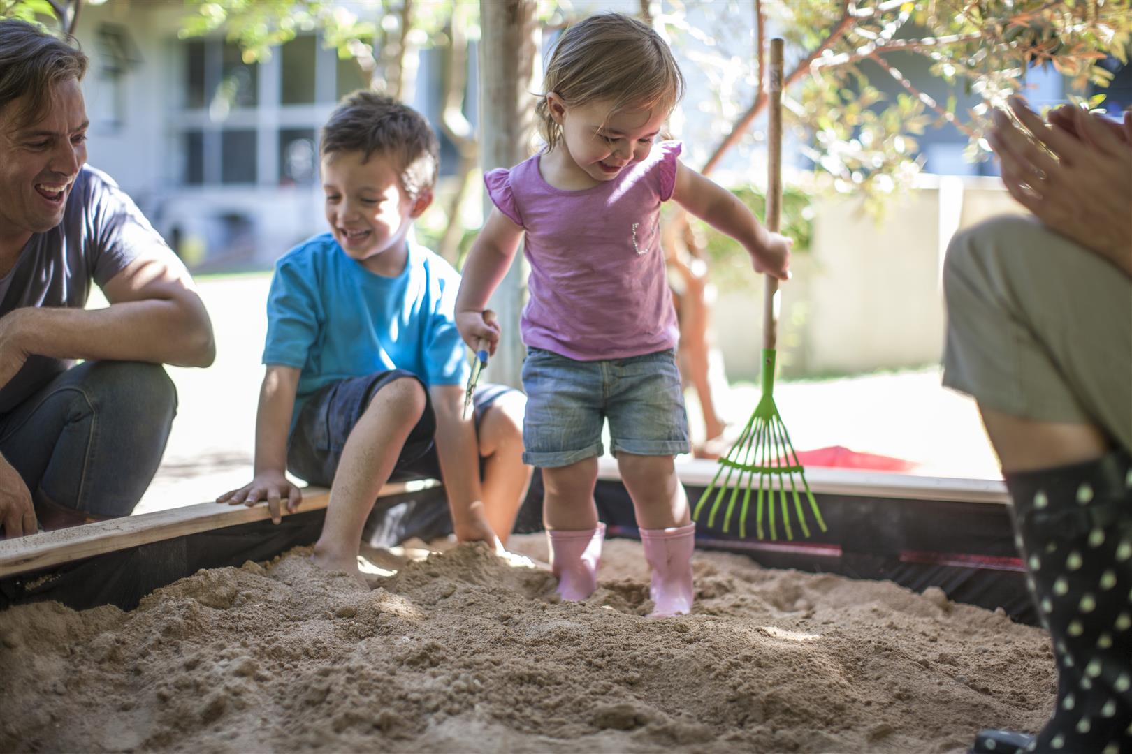 How to choose the perfect sandpit for your child? Large and small sandpits for every garden